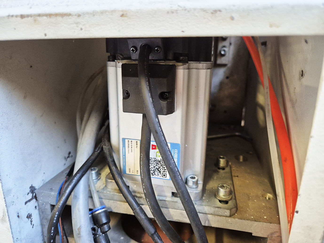 Nowy serwosilnik Panasonic zamontowany na osi X